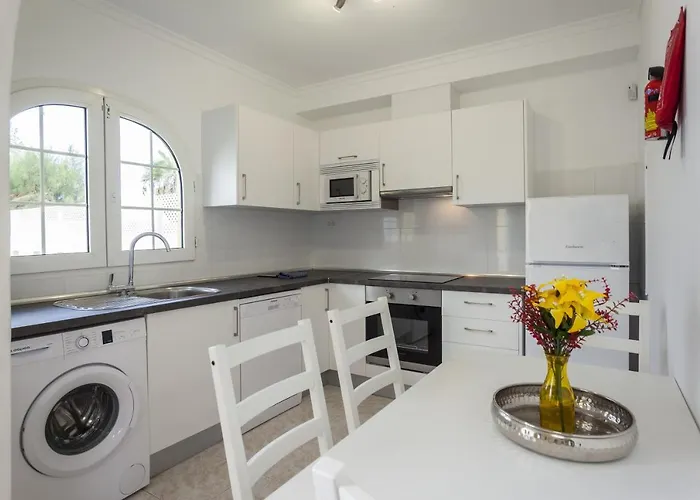 Galera Boutique Art With Private Pools, Free Wifi & Bbq, By Amazzzing Travel Villa