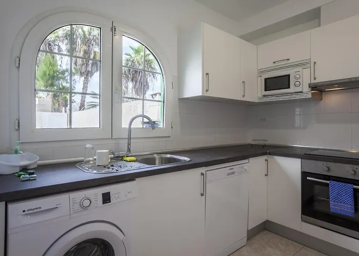 Galera Boutique Art With Private Pools, Free Wifi & Bbq, By Amazzzing Travel *